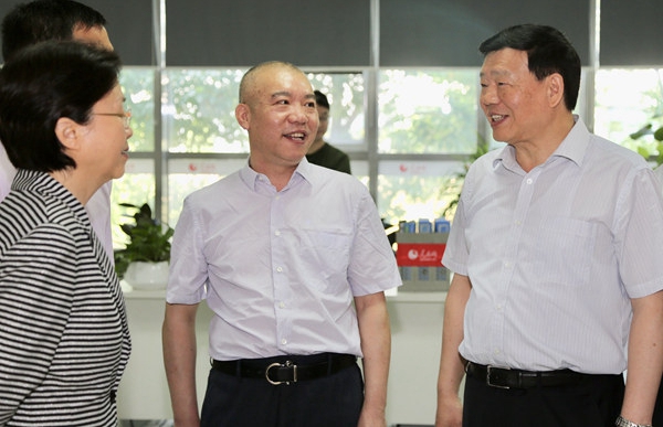 2018年6月14日上午，時任江蘇省委書記婁勤儉到人民日報社江蘇分社考察調(diào)研，看望并慰問了人民日報社江蘇分社、人民網(wǎng)江蘇頻道的一線編采人員。