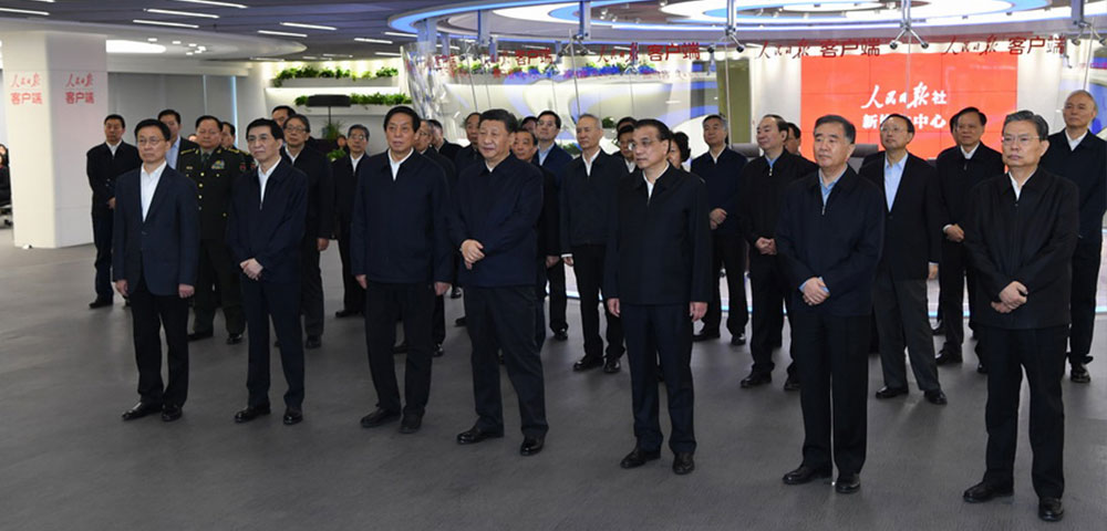 習(xí)近平等在人民日?qǐng)?bào)新媒體中心聽(tīng)取情況匯報(bào)