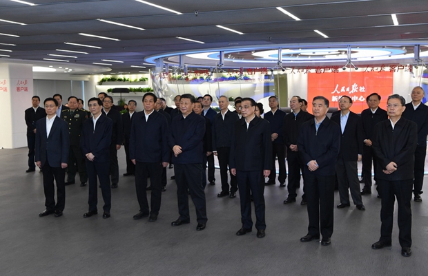 2019年1月25日，中共中央政治局在人民日報社就全媒體時代和媒體融合發(fā)展舉行第十二次集體學(xué)習(xí)。習(xí)近平、李克強、栗戰(zhàn)書、汪洋、王滬寧、趙樂際、韓正等在人民日報新媒體中心聽取報社微博、微信公眾號、客戶端建設(shè)情況匯報，并觀看新媒體產(chǎn)品展示。 新華社記者 饒愛民 攝