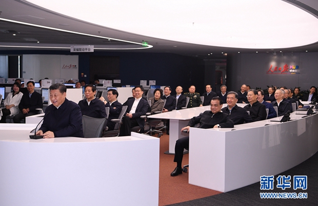 2019年1月25日，中共中央政治局在人民日報社就全媒體時代和媒體融合發(fā)展舉行第十二次集體學(xué)習(xí)。在移動報道指揮平臺前，中共中央總書記習(xí)近平同正在河北省承德市灤平縣平坊滿族鄉(xiāng)于營村采訪的記者和扶貧駐村第一書記連線交流，了解該村脫貧攻堅工作進(jìn)展情況。 新華社記者 燕雁 攝