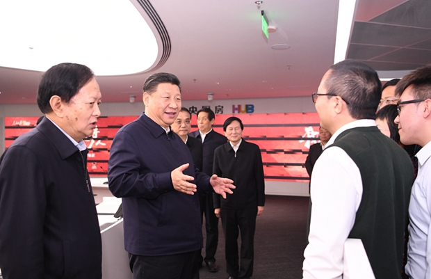 2019年1月25日，中共中央政治局在人民日報社就全媒體時代和媒體融合發(fā)展舉行第十二次集體學(xué)習(xí)。中共中央總書記習(xí)近平在人民日報“中央廚房”同采編人員親切交談。 新華社記者 燕雁 攝