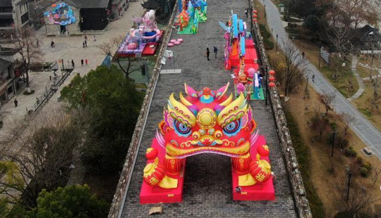 南京明城墻布置彩燈迎新春