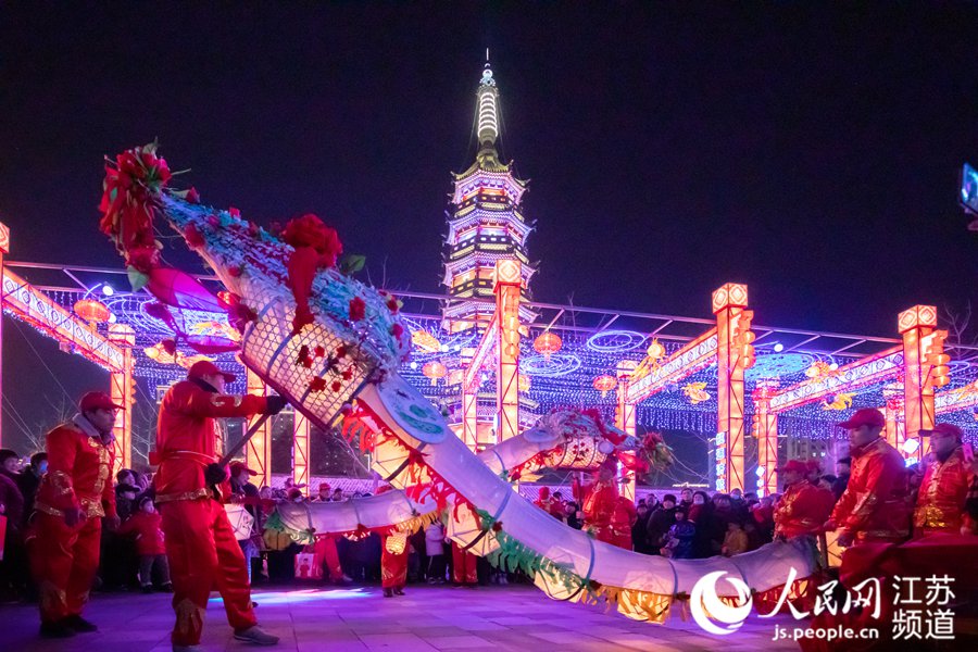 ��ˮ߀�Ƴ���һ���ط���ɫ��ˇ������ ��ˮ�^(q��)��ý�w���Ĺ��D