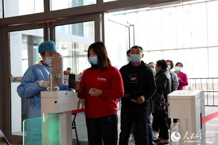 前來(lái)接種疫苗的市民需進(jìn)行身份識(shí)別，并接受體溫監(jiān)測(cè)后才可入場(chǎng)。 人民網(wǎng) 冷金明攝