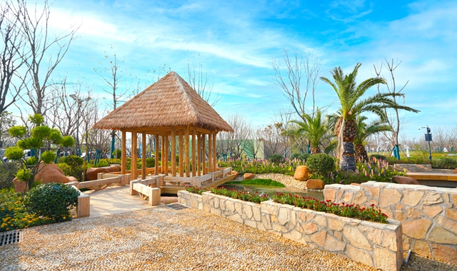 巴拿馬展園以“隱秘在林中的瑪雅文化”為主題，設(shè)計旨在展示中美洲地區(qū)特色園林植被獨特與迷人的地理風(fēng)貌，領(lǐng)略神秘?zé)釒в炅值纳鷳B(tài)環(huán)境；感受瑪雅文化極具神秘色彩的魅力；拉近中國與該地區(qū)人民之間的友誼，促進雙方經(jīng)貿(mào)、旅游、文化、教育等方面的合作。