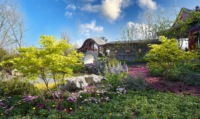 北京園北京園的主題定為“同月共濟”，意味著兩座城市擁有同樣的月亮文化和運河文化：頤和園中建有月波樓、規(guī)月橋等，揚州更是“天下三分明月夜，二分無 賴是揚州”的“月亮城”。展館的主題還有另一層意思即慶祝中國兯產(chǎn)黨成立100 年，祝祖國山長青、水長綠，人民生活幸福囿滿。
