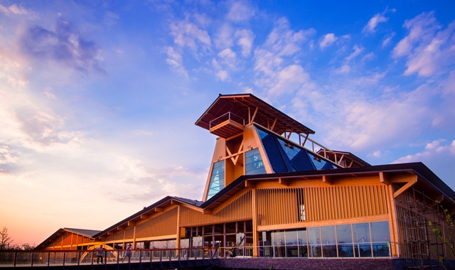 中國館位于江蘇展區(qū)東側(cè)的現(xiàn)代木結(jié)構(gòu)展館，是世園會的五個主體建筑之一，叫中國館。中國館外形就像起伏的山體，與不遠處的蘇中第一山峰-大銅山形成呼應(yīng)，中間雙拱橫跨 8.4 米溝谷，疊石落水，別開生面。中國館的主體建材選用了綠色、環(huán)保的木結(jié)構(gòu)，它通過工廠化壓制成型、進行拼裝，具有獨特的隔熱、耐寒功能，被稱為“知冷暖、會呼吸”的綠色建筑。