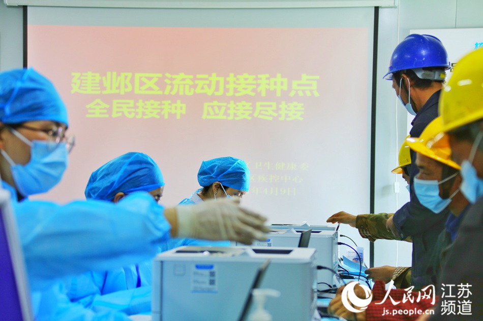 工人憑身份證咨詢登記健康狀況。人民網(wǎng) 馬燾燾攝