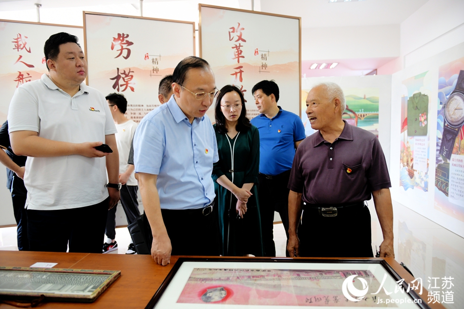 ��ͨ�г紨�^(q��)ί��ί���������L���������У����I(l��ng)�����h�T�ɲ����^�tɫ�����չ�[���������z