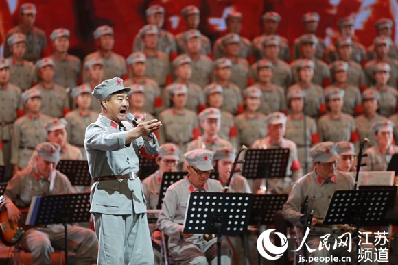 身穿紅軍軍裝的合唱團(tuán)成員正在演唱《長征組歌》 徐曉靜 攝