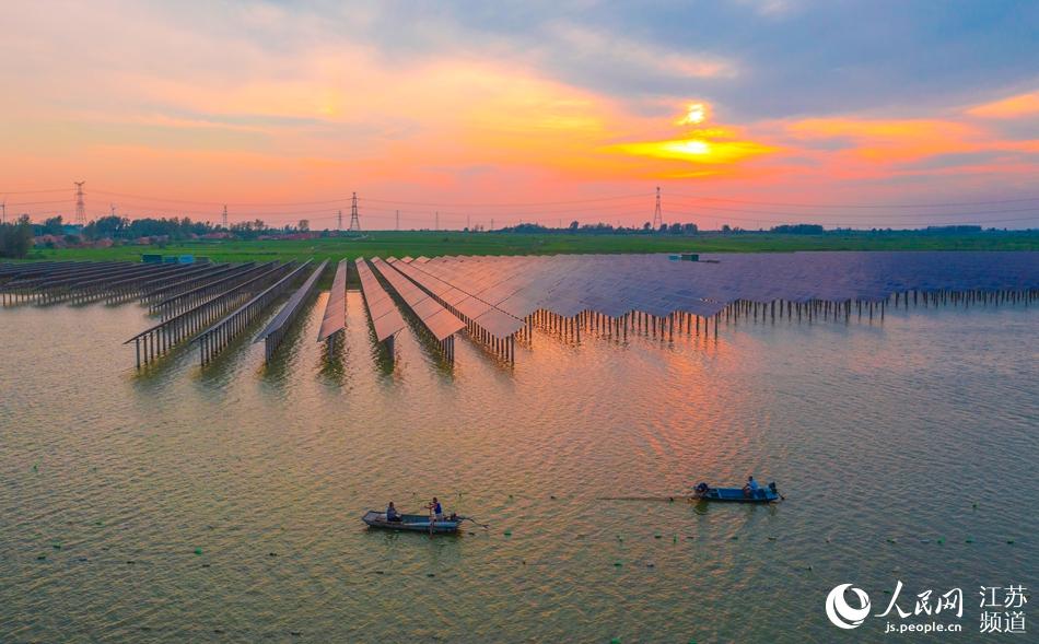 泗洪縣魏營(yíng)鎮(zhèn)先鋒水庫上光伏連片，珍珠養(yǎng)殖浮漂成排。 張連華攝