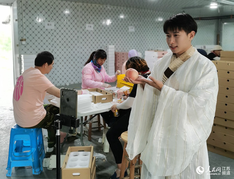 水蜜桃電商工作人員進(jìn)行直播銷售。郁萌萌攝