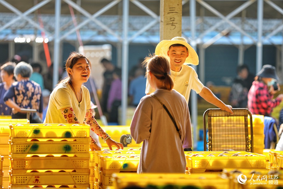 游客慕名采購。朱文忠攝