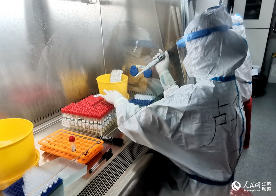 移動(dòng)方艙實(shí)驗(yàn)室內(nèi)部。玄宣攝