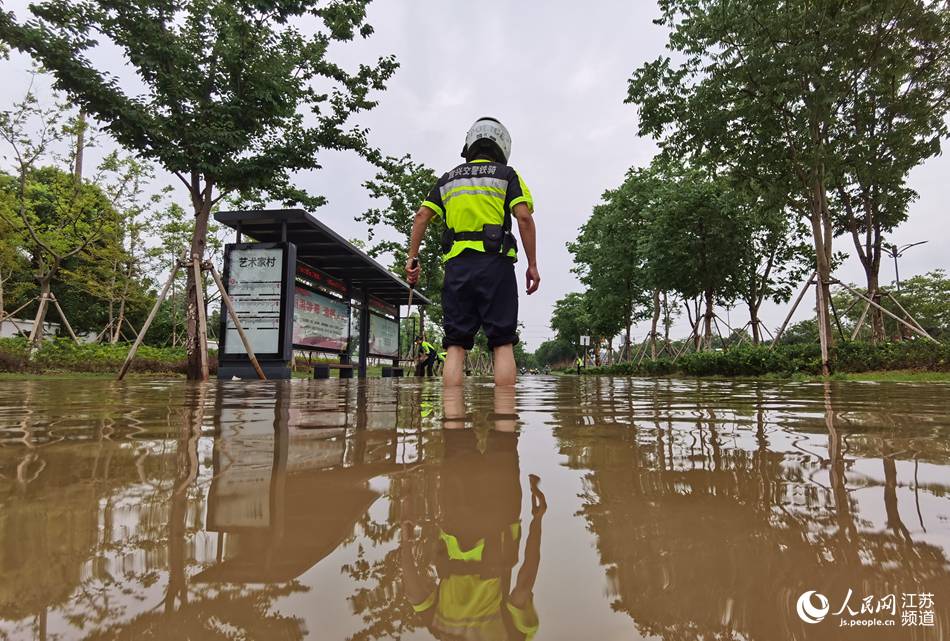 ����ֵ����·�������������eˮ�c(di��n)λ�������¹�Ⱥ����һ�����L(f��ng)�����߹��ճ����d��(d��ng)?sh��)�����������ɫ���Y���Ԕz