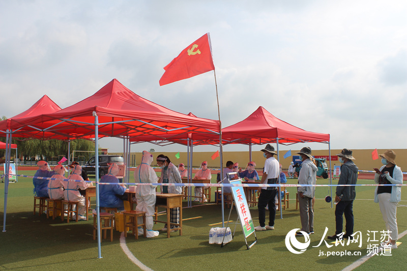 龍苴鎮(zhèn)在轄區(qū)內(nèi)開展核酸檢測應(yīng)急演練。灌云縣委宣傳部供圖