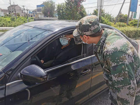 退伍軍人胡冬生在一線疫情防控 劉美攝