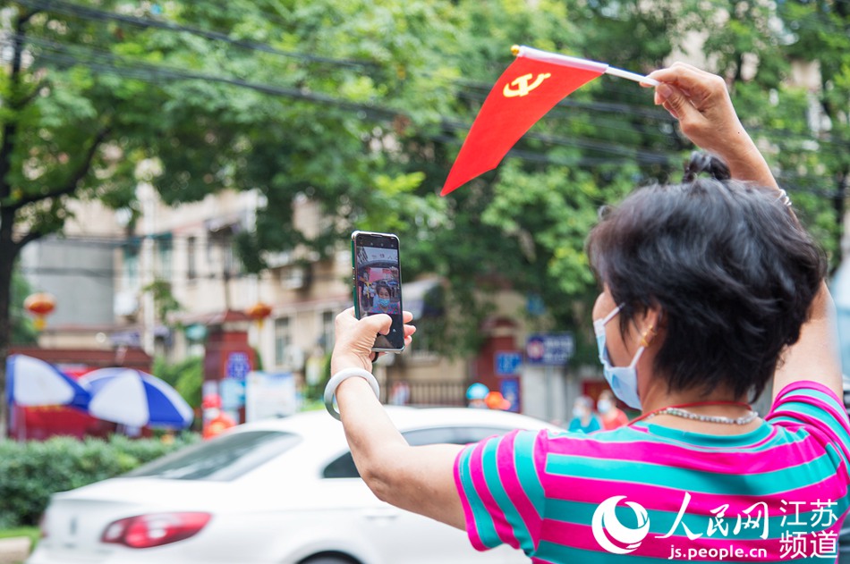 小區(qū)解封后,拍照紀(jì)念的居民。劉偉攝