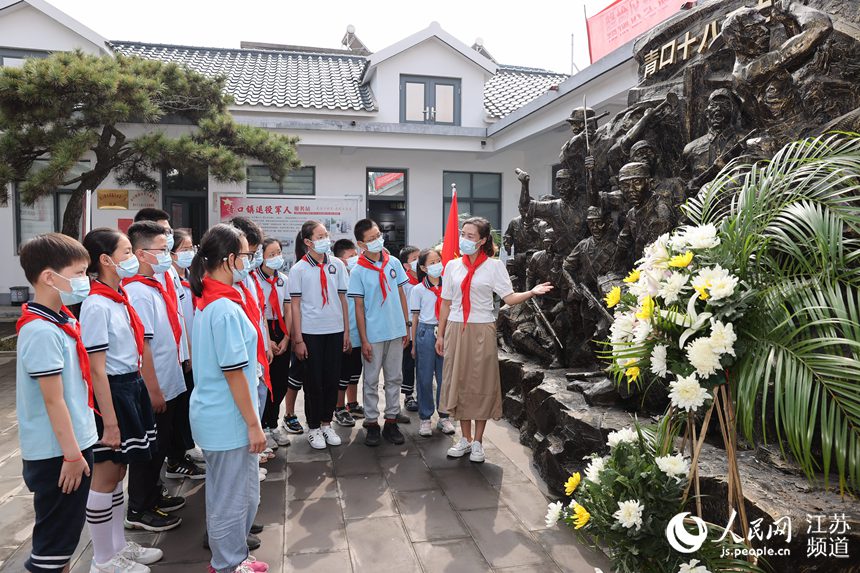 小學生走進青口十八勇士紀念館。司偉攝