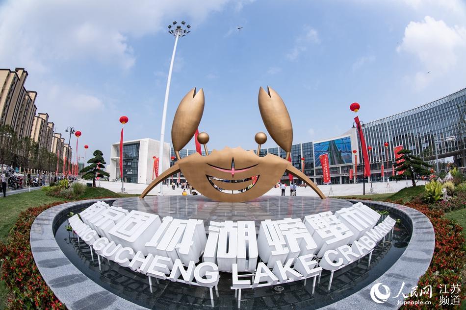 南京固城湖螃蟹市場(chǎng)內(nèi)螃蟹雕塑。劉列攝