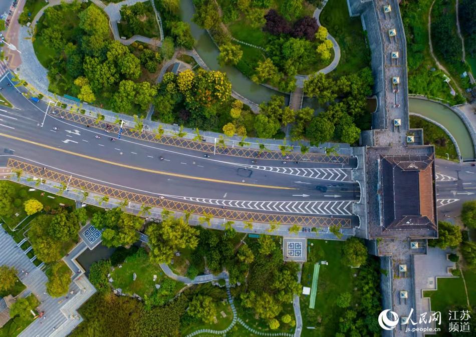 �Pֱ��韵��R·�c��M��퍵ĳǉ�չ�F(xi��n)���������ص��Ļ���Ϣ���o(j��)�����z