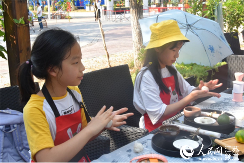 孩子們制作“中秋的味道?！苯ㄠ拝^(qū)委宣傳部供圖