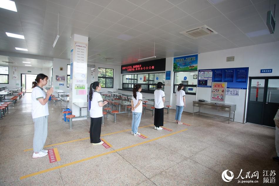 �ݾ��У��W(xu��)��ȡ�͕r(sh��)���򱣳��g�����ϵ����z