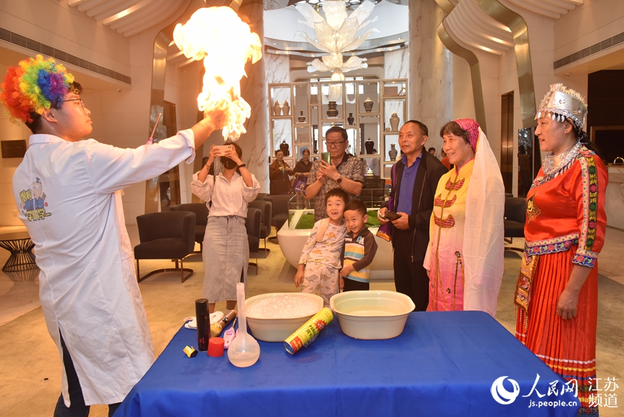 社區(qū)居民欣賞重陽(yáng)節(jié)趣味科普秀。桃園居社區(qū)提供