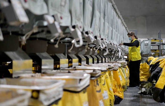 圖為快遞公司正在分揀快遞。張開虎 攝