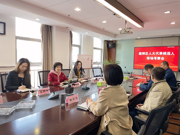 考察組深入企業(yè)，對(duì)代表候選人逐一考察。建鄴區(qū)委宣傳部供圖