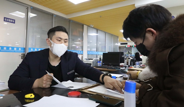 購房者在辦理不動產(chǎn)權(quán)證。東海縣委宣傳部供圖