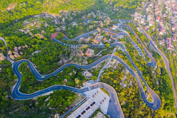 “全國美麗鄉(xiāng)村路”大桅尖路連通村民幸福生活。張言華攝