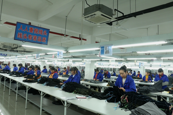 圖為位于青湖鎮(zhèn)的一制衣廠加工現(xiàn)場。青湖鎮(zhèn)供圖