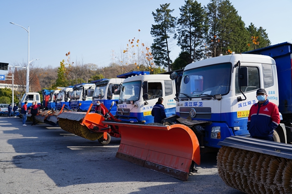 圖為掃雪設(shè)備集結(jié)。鼓樓區(qū)城管局供圖