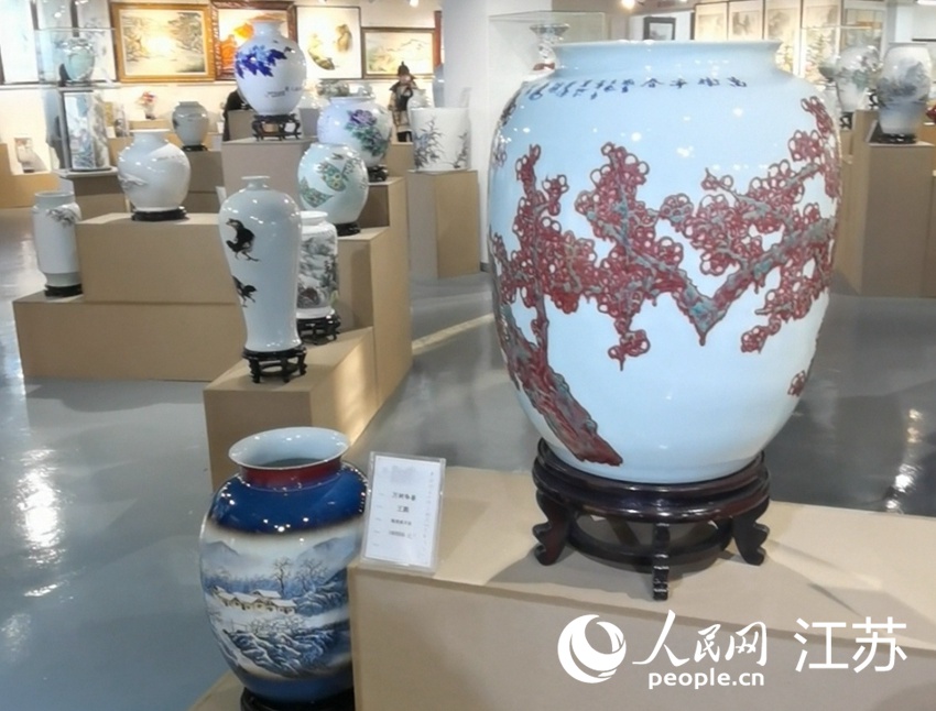南通首屆景德鎮(zhèn)百年名人陶瓷精品絕品展開展。人民網(wǎng)記者 王繼亮攝