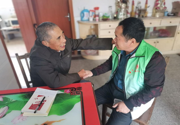 慰問老人。泰興市委宣傳部供圖