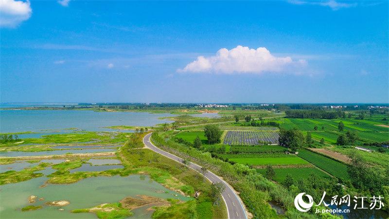 風(fēng)景宜人的石梁河水庫環(huán)湖生產(chǎn)道路。 李镕甫攝