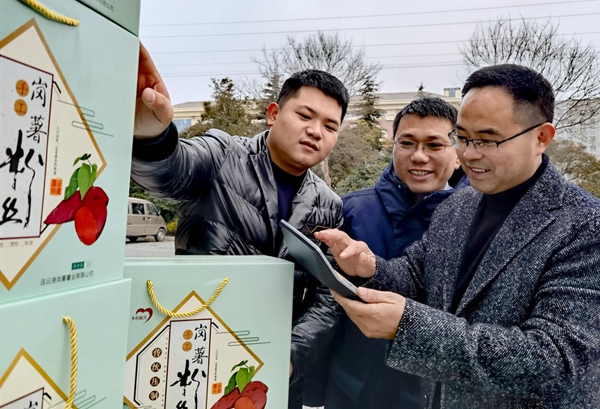 新舊“第一書(shū)記”幫扶押車(chē)賣(mài)年貨