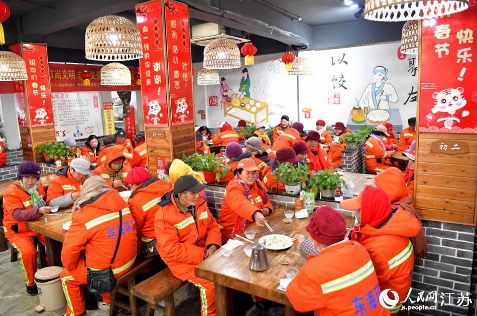 環(huán)衛(wèi)工人吃上免費(fèi)的餃子。張開虎攝