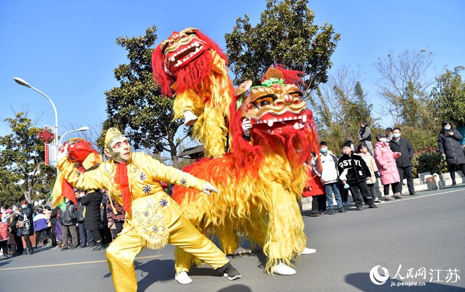 非遺展演踩街活動現(xiàn)場。張開虎攝