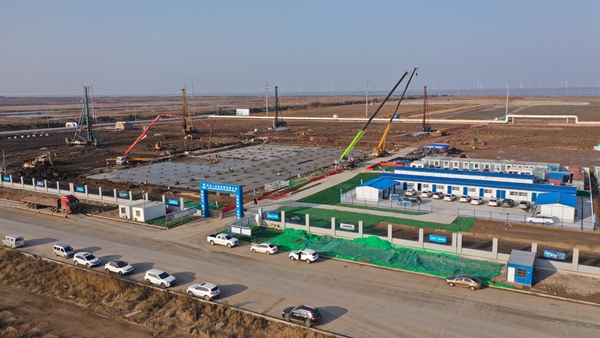 圖為木材園鋸材干燥項(xiàng)目施工現(xiàn)場(chǎng)。灌云臨港產(chǎn)業(yè)區(qū)供圖