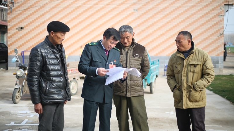 圖為殷勇代表走訪百姓。 裴凌曼 攝