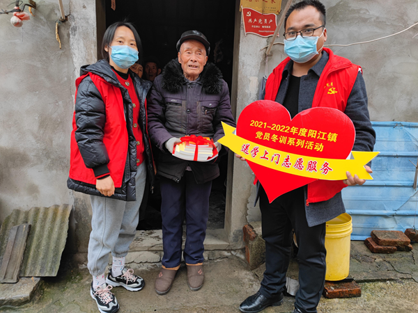 陽(yáng)江鎮(zhèn)黨員冬訓(xùn)志愿者將“黨員冬訓(xùn)口袋書(shū)”送到老黨員家中 姜瑤 攝