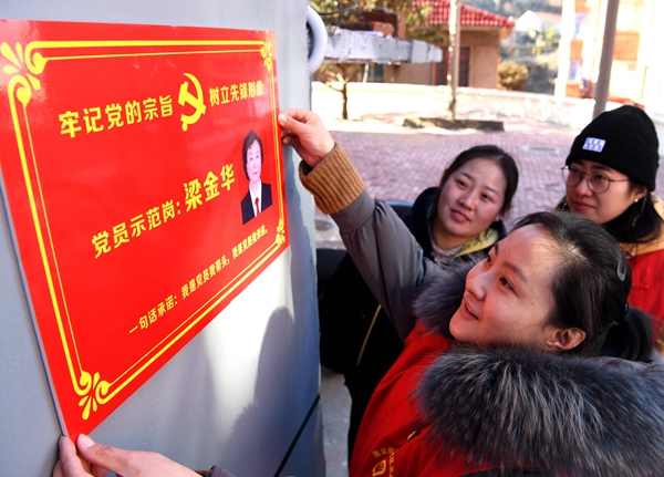 1、黨員們小區(qū)亮身份，服務(wù)聚合力。（朱先明 攝）