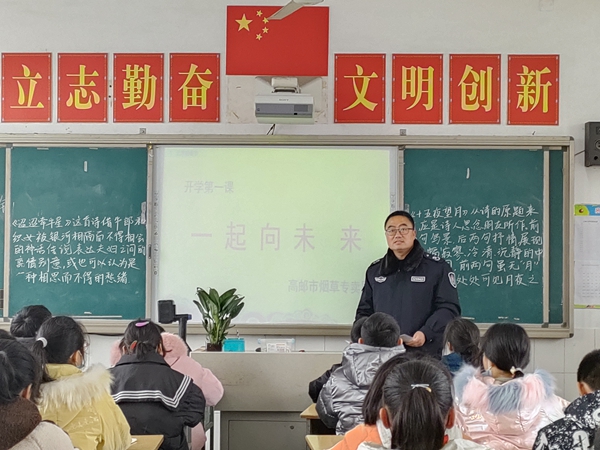 圖為開展“守護成長 走向未來”普法進校園活動現(xiàn)場。高郵煙草供圖