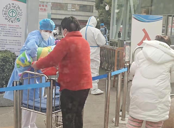 視頻截圖：奶奶從護士手中接到孩子。