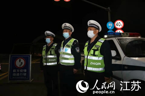 交警人員在路口值守 泰興市委宣傳部供圖