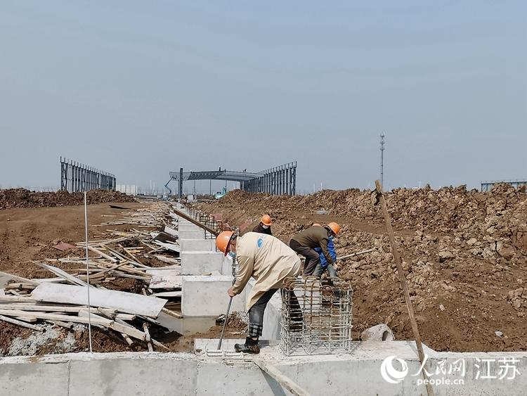 圖為木材先進制造區(qū)啟動區(qū)項目施工現(xiàn)場一角。灌云臨港產(chǎn)業(yè)區(qū)供圖