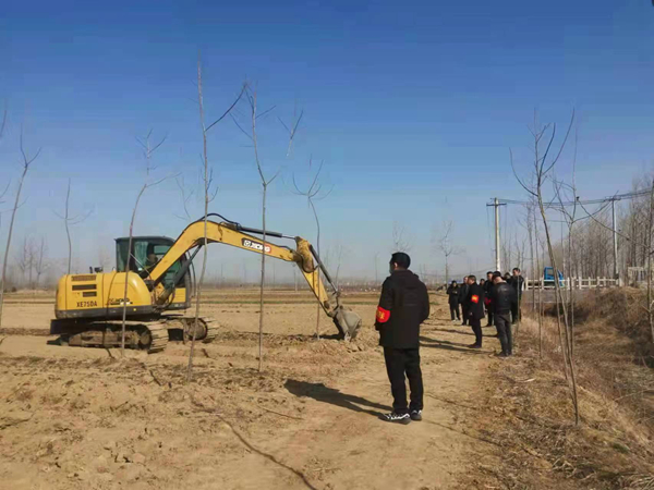 今年初，當(dāng)?shù)鼗鶎印疤镩L(zhǎng)”現(xiàn)場(chǎng)制止破壞耕地行為。東海縣委宣傳部供圖