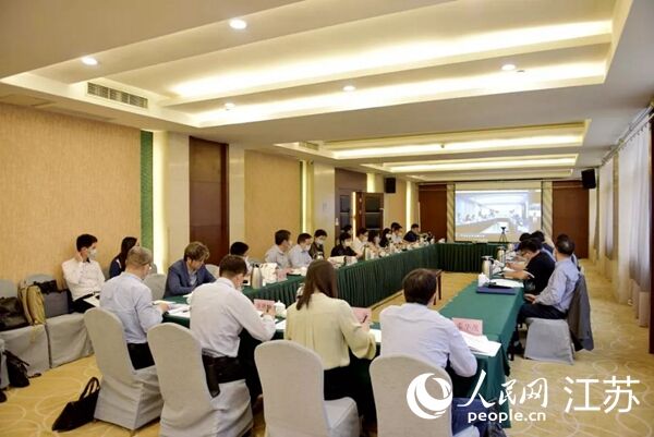 江蘇省《疫情應(yīng)對(duì)下的建筑和住區(qū)導(dǎo)則》論證會(huì)現(xiàn)場。魯馳攝